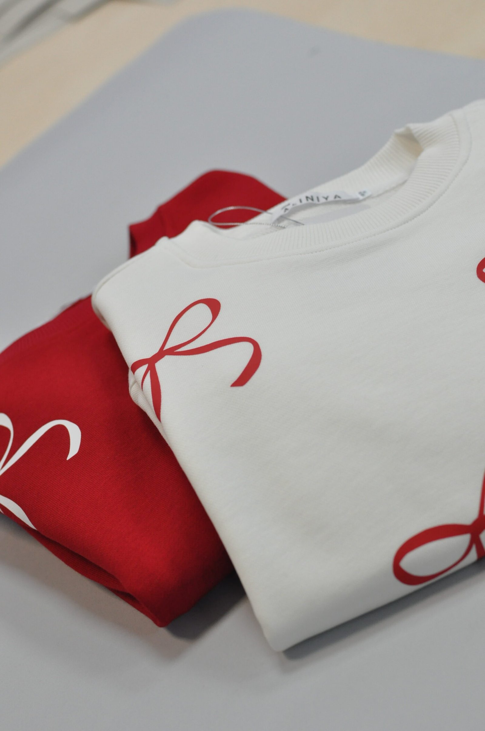 СВІТШОТ З БАНТАМИ МОЛОЧНИЙ - Зображення 2